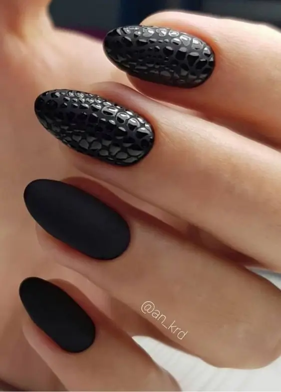19 Idées de Nail Art pour Halloween 2025 à Essayer Cette Année