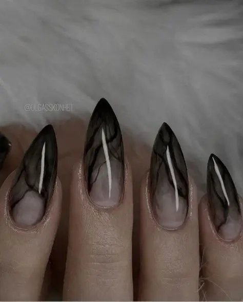 19 Idées de Nail Art pour Halloween 2025 à Essayer Cette Année