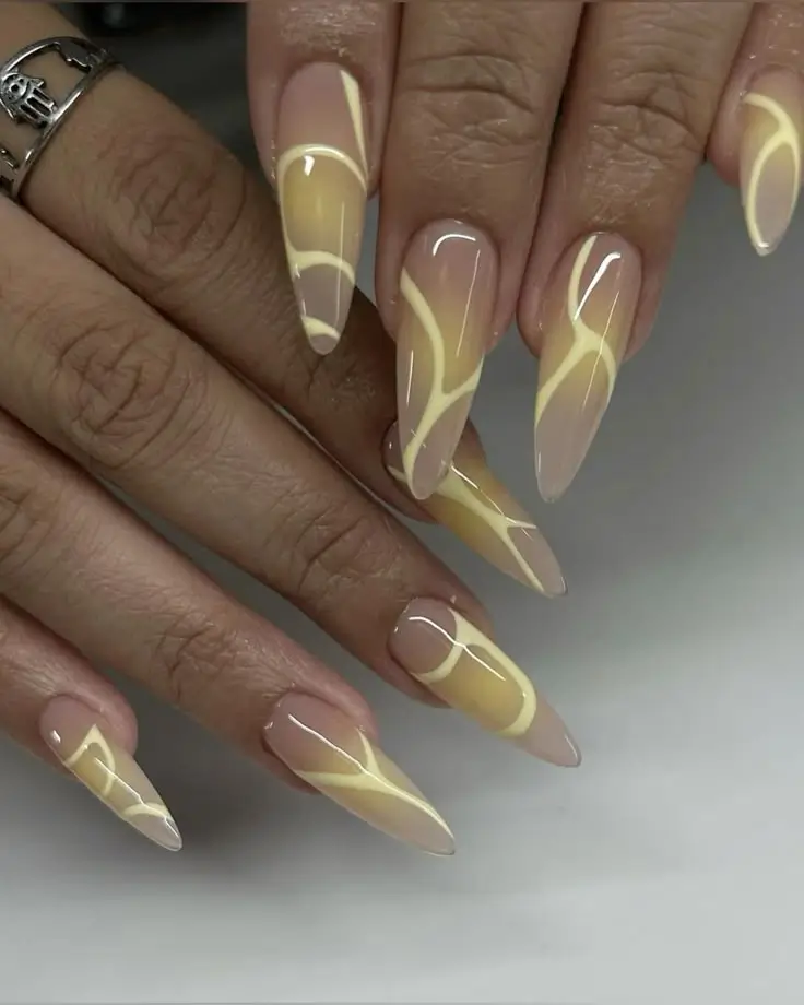 Pourquoi Vos Ongles Deviennent Jaunes : 18 Causes et Solutions Efficaces