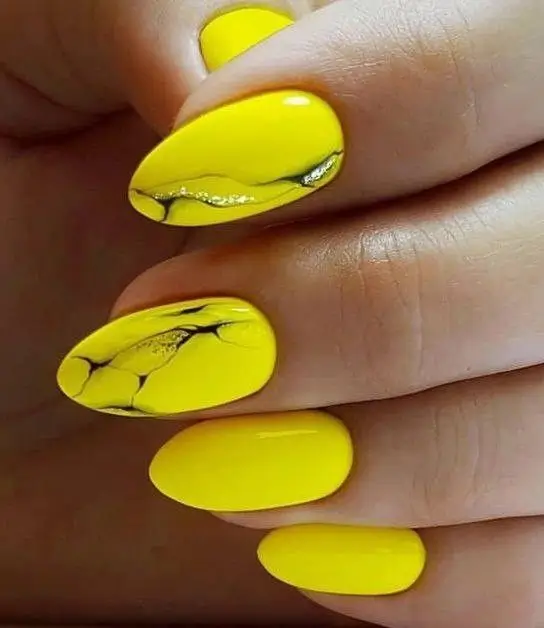Pourquoi Vos Ongles Deviennent Jaunes : 18 Causes et Solutions Efficaces