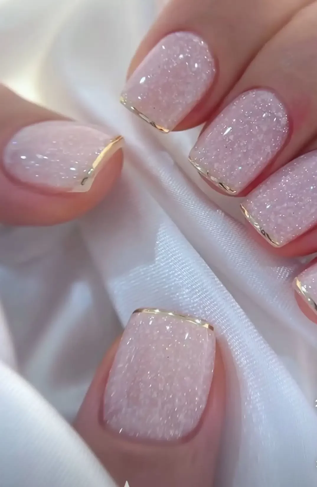 15 idées sublimes d’ongles mariage 2025 pour un look inoubliable