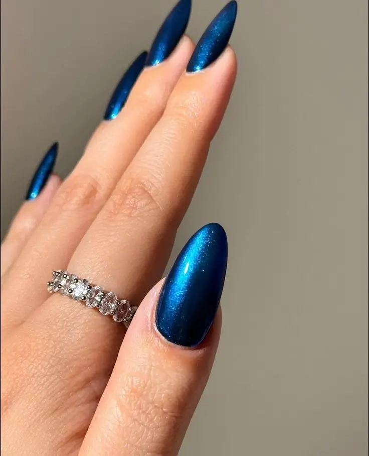 17 Idées d’Ongles de Noël Simples et Élégants à Adopter en 2025