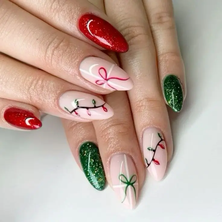17 Idées d’Ongles de Noël Simples et Élégants à Adopter en 2025