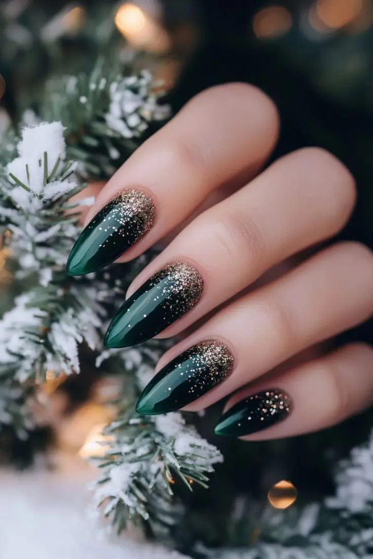 17 Idées d’Ongles de Noël Simples et Élégants à Adopter en 2025