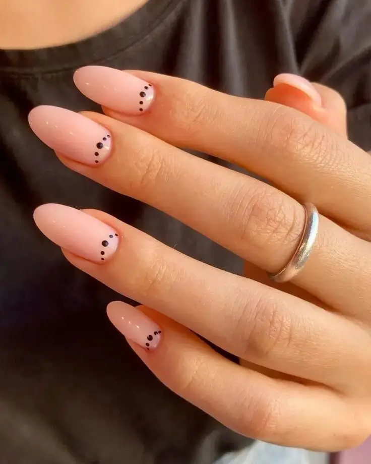 18 idées sublimes d’ongles nude à adopter en 2025