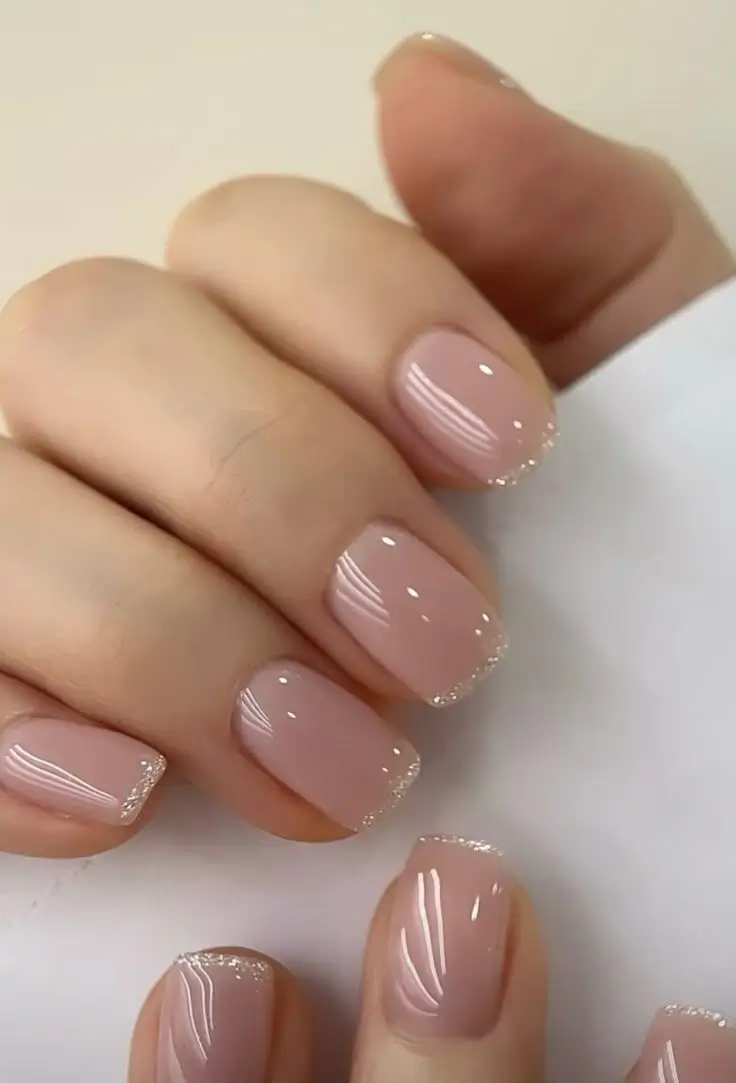 18 idées sublimes d’ongles nude à adopter en 2025