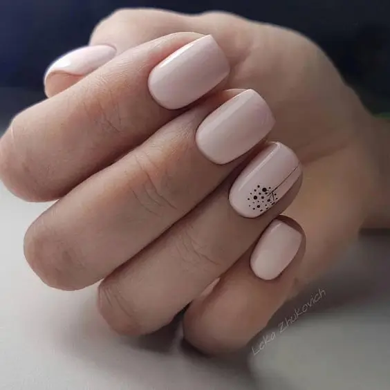 18 idées sublimes d’ongles nude à adopter en 2025