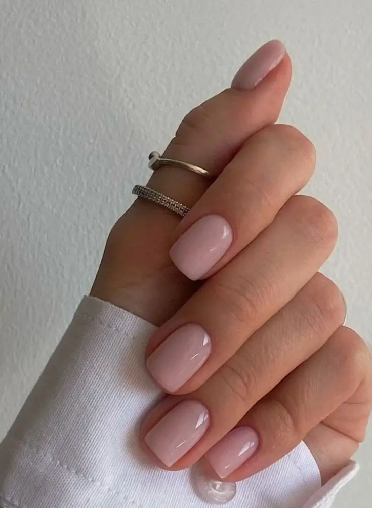 18 idées sublimes d’ongles nude à adopter en 2025