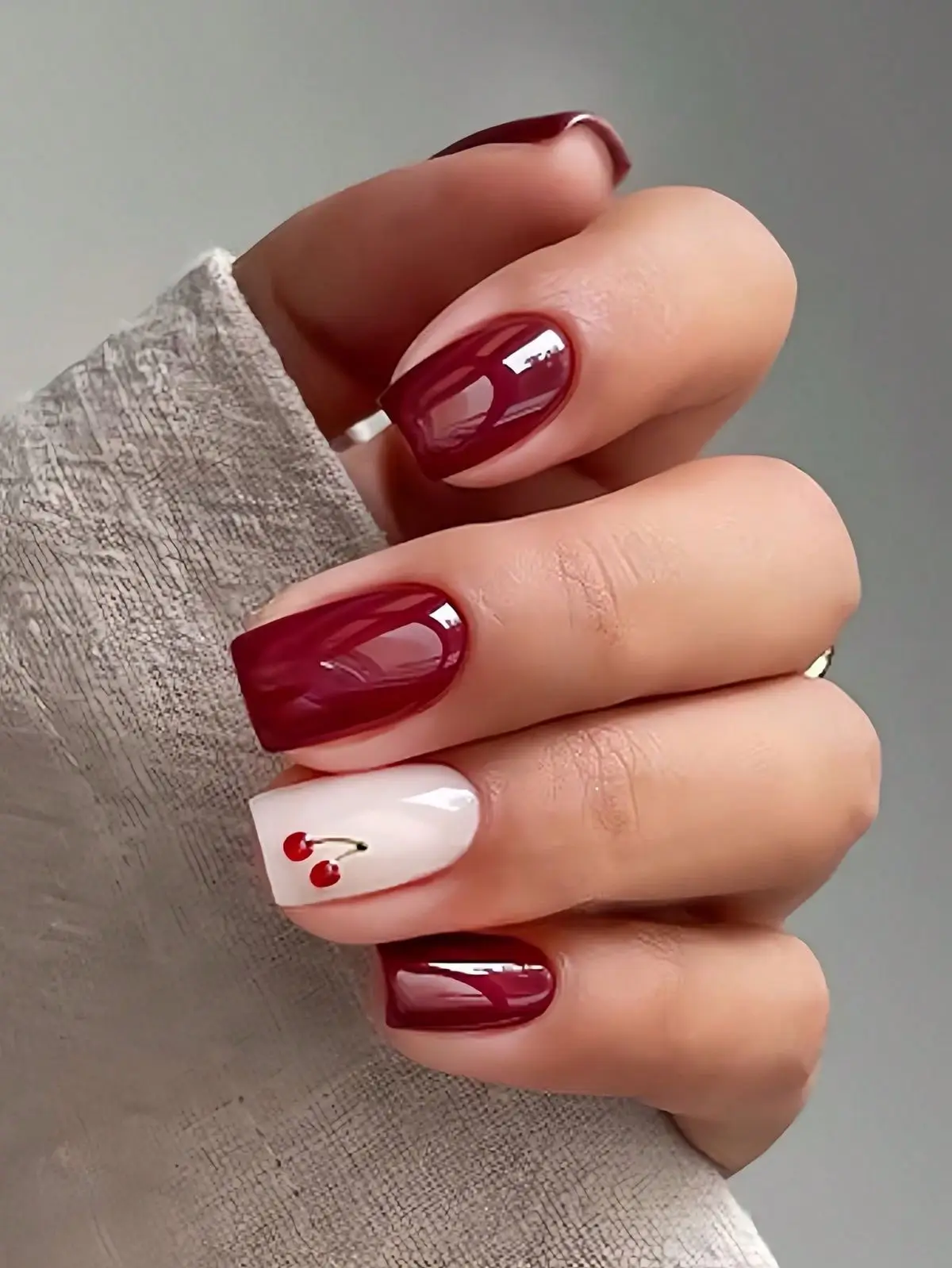 17 Idées Inspirantes d’Ongles Rouges pour un Look Élégant