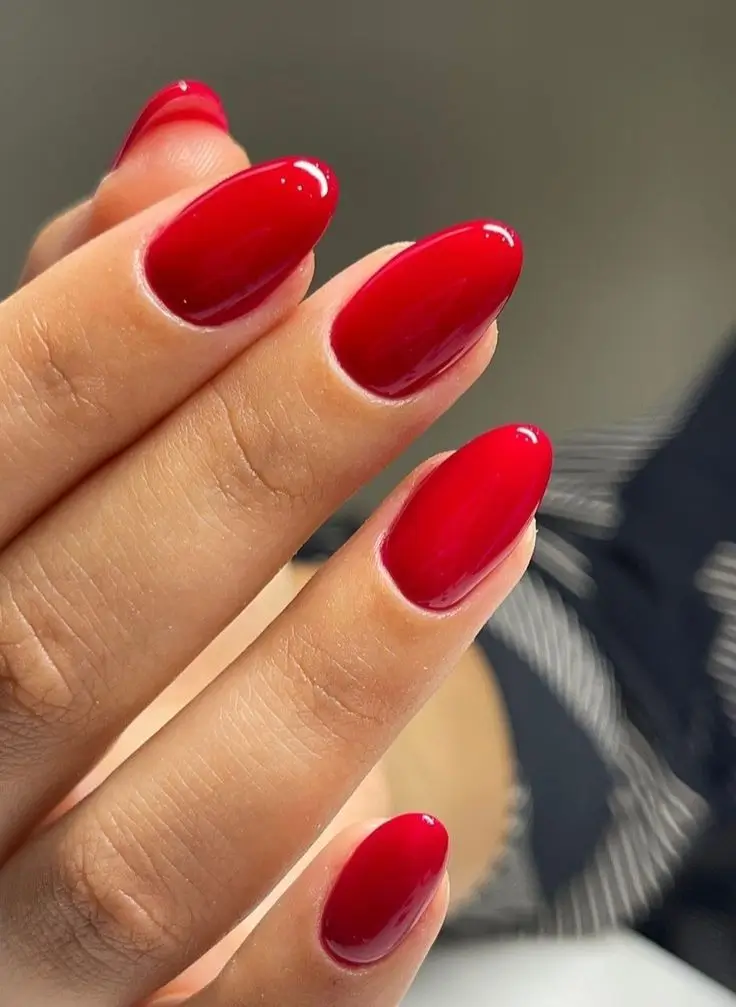 17 Idées Inspirantes d’Ongles Rouges pour un Look Élégant