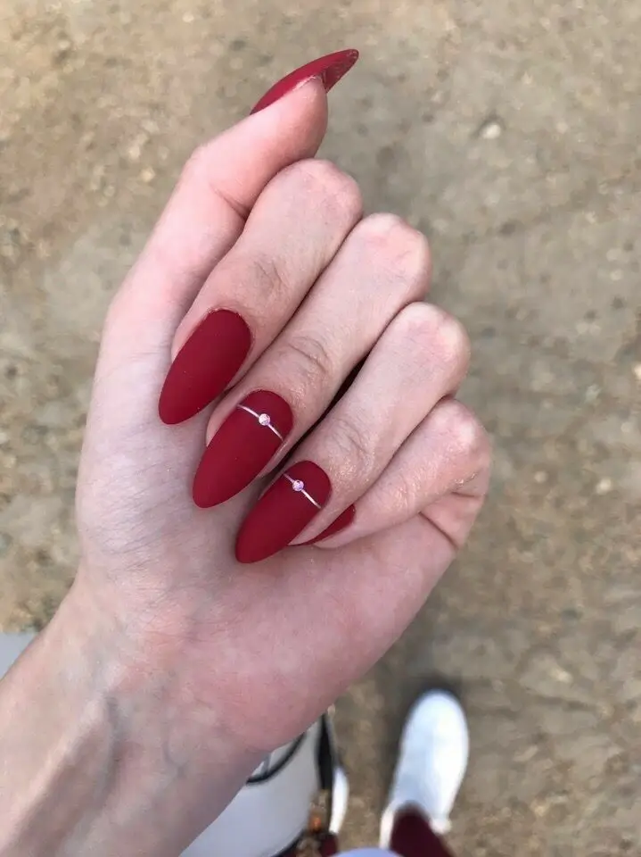 17 Idées Inspirantes d’Ongles Rouges pour un Look Élégant