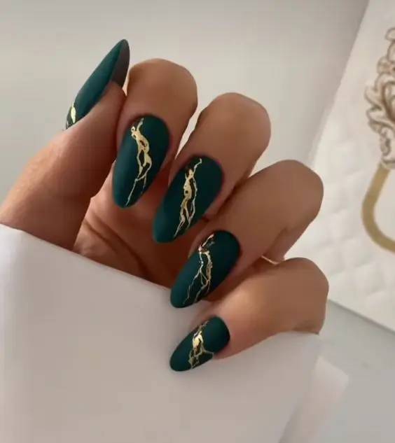 16 solutions pour traiter un ongle vert naturellement et efficacement