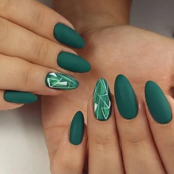 16 solutions pour traiter un ongle vert naturellement et efficacement