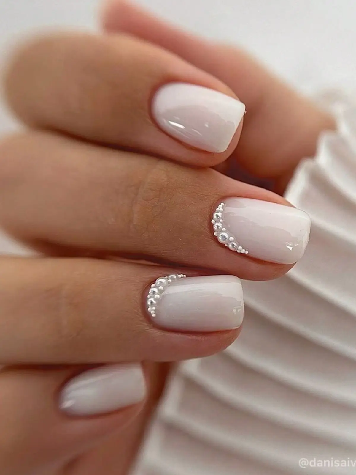 19 Idées Inspirantes d’Ongles Blancs pour Être Tendance en 2025