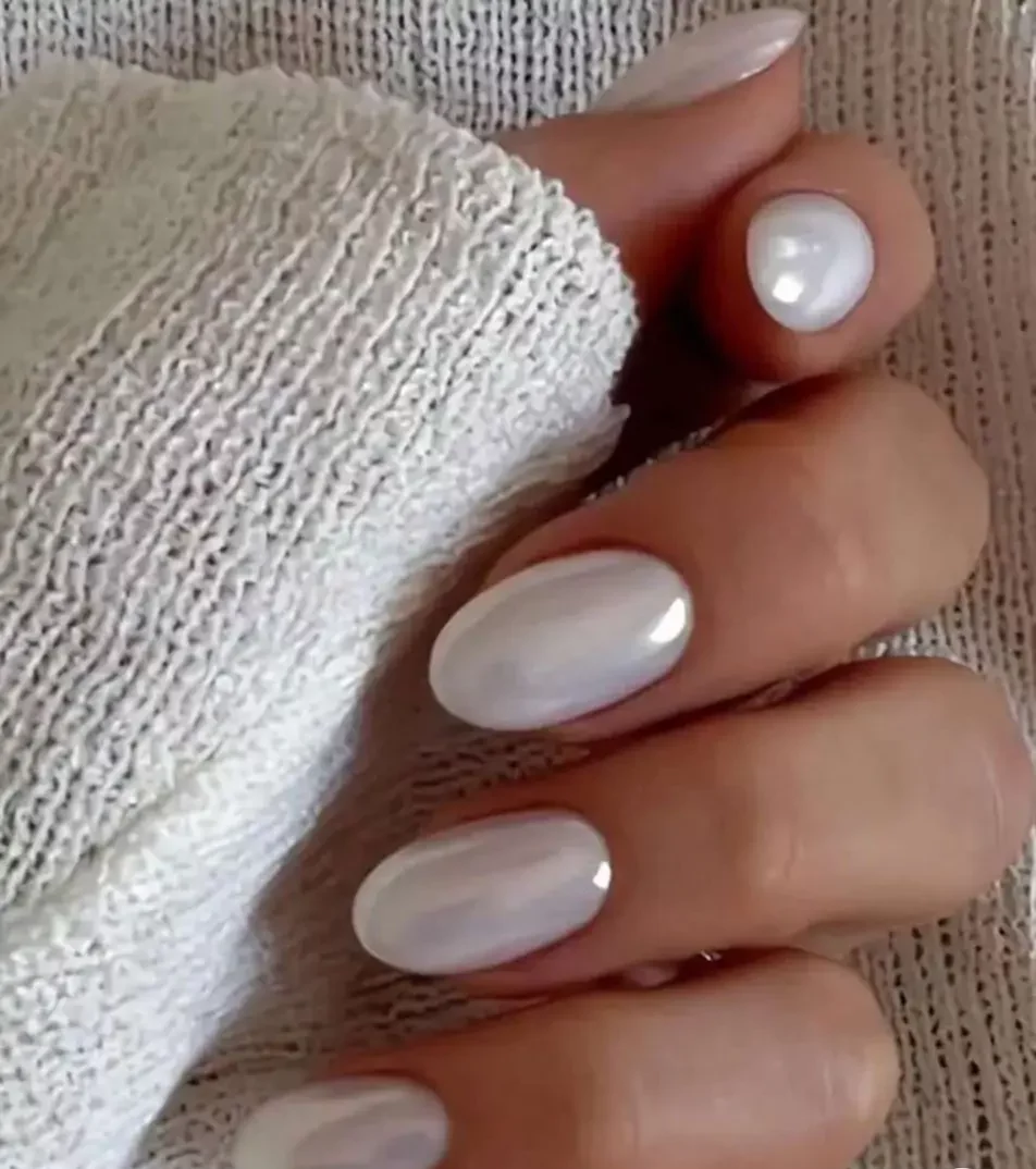 19 Idées Inspirantes d’Ongles Blancs pour Être Tendance en 2025