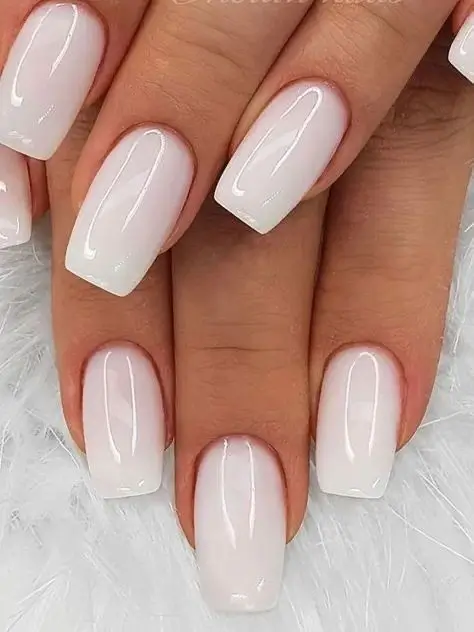 19 Idées Inspirantes d’Ongles Blancs pour Être Tendance en 2025