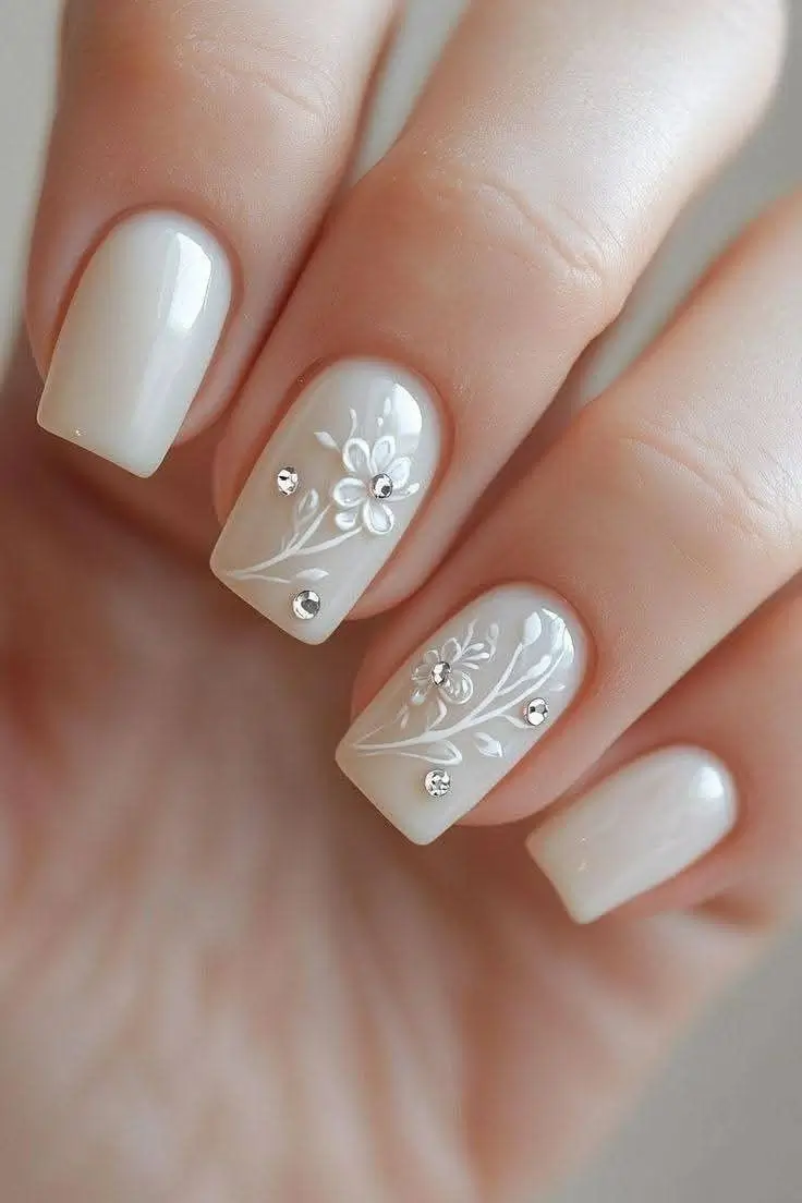 19 Idées Inspirantes d’Ongles Blancs pour Être Tendance en 2025