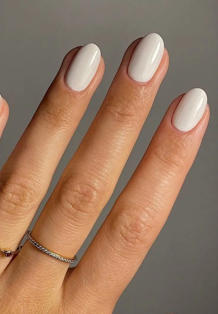19 Idées Inspirantes d’Ongles Blancs pour Être Tendance en 2025