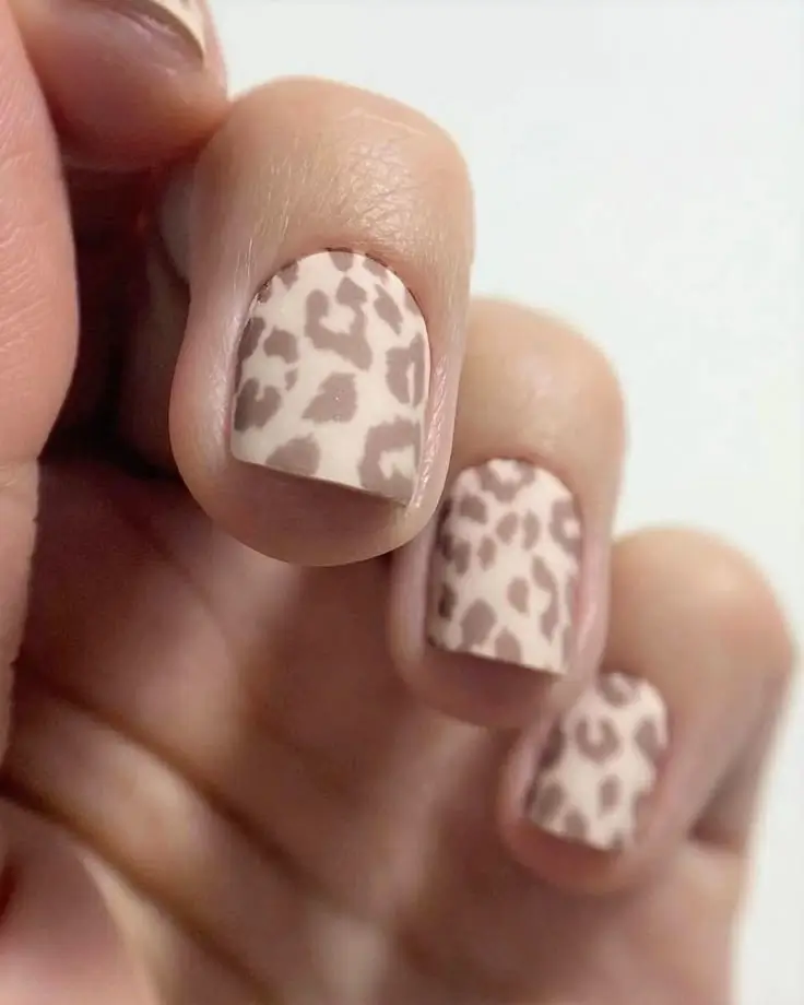 16 Idées d’Ongles Léopard Tendance à Adopter en 2025