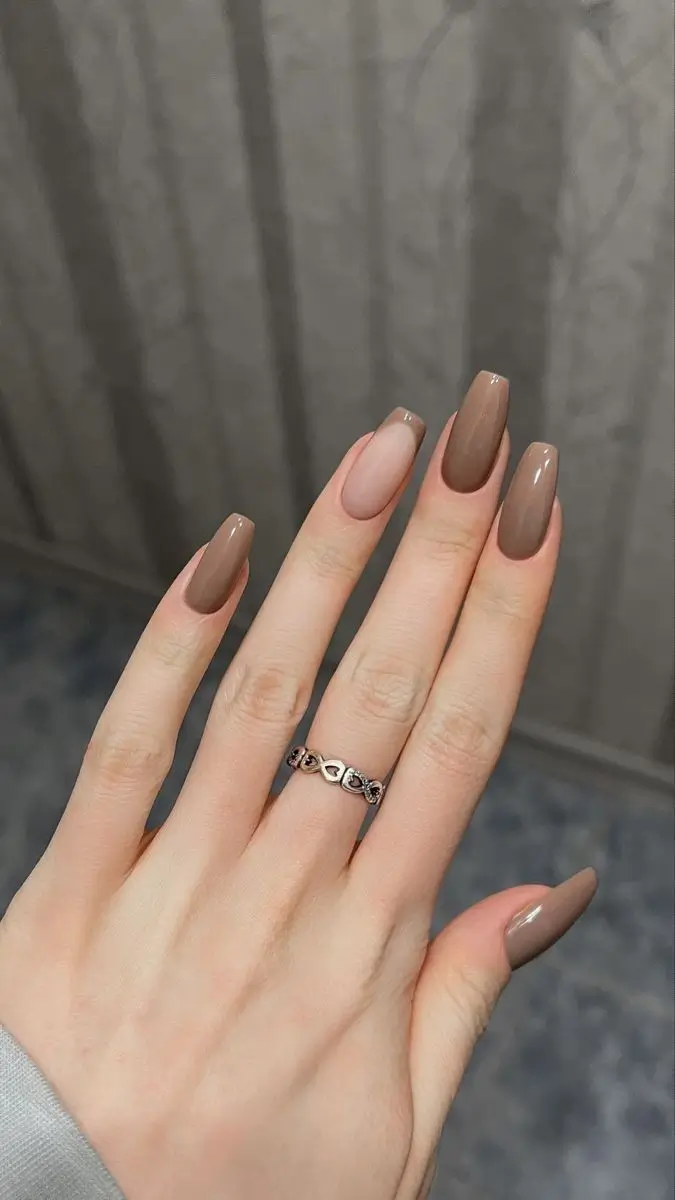 15 Idées Inspirantes pour Sublimer Vos Ongles Marron
