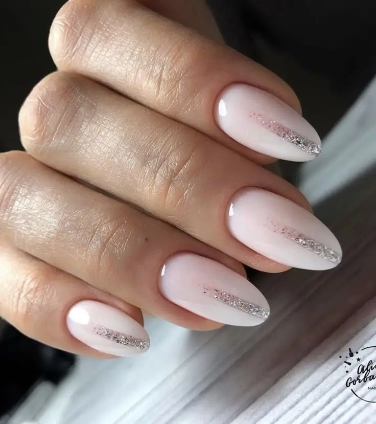 16 Idées de Pose d’Ongles pour un Noël 2025 Féérique